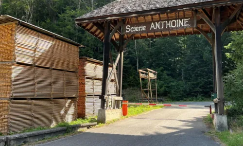 Porche d'entrée de la Scierie Anthoine à Magland