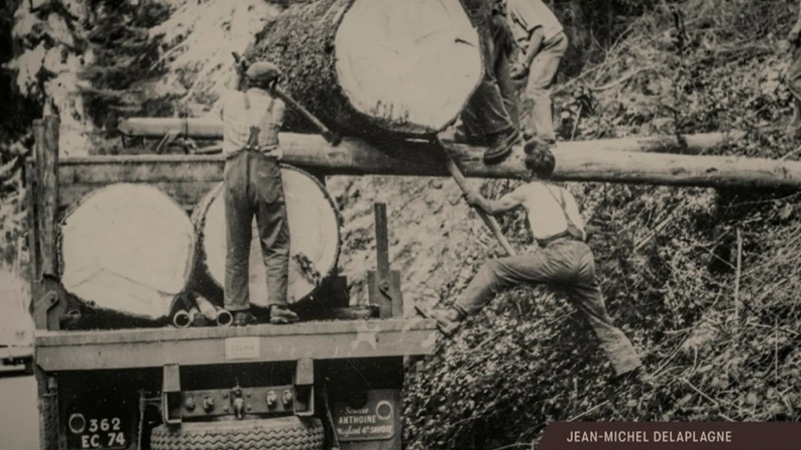 Photo ancienne de la Scierie Anthoine avec un transport de grumes
